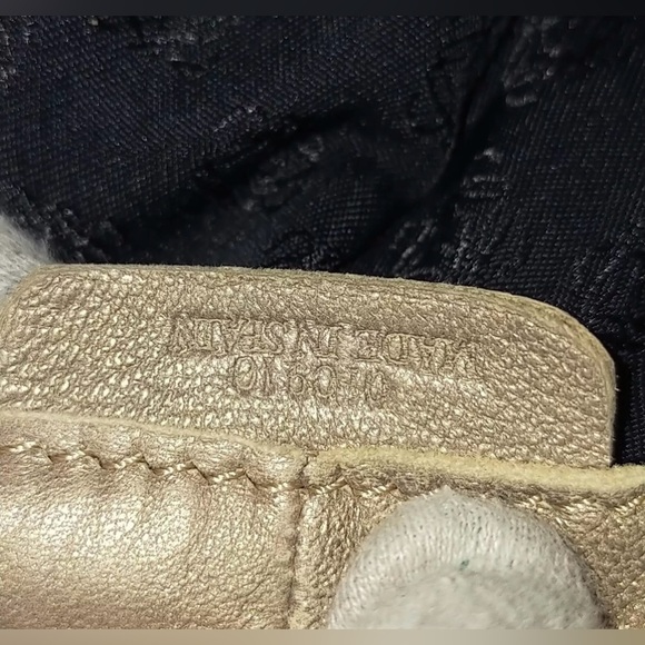 Loewe Nappa Aire Anagram Gold Soft Leather Scalloped Edged Hobo Handbag - Picture 9 of 11